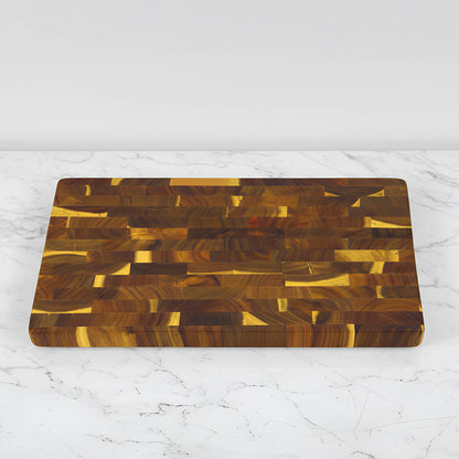 50% rabattSkärbräda i rosenträ med rutmönster och dubbelsidig ådring, perfekt för att skära kött och grönsaker och ge ditt kök en färgklick.