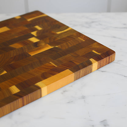 50% rabattSkärbräda i rosenträ med rutmönster och dubbelsidig ådring, perfekt för att skära kött och grönsaker och ge ditt kök en färgklick.