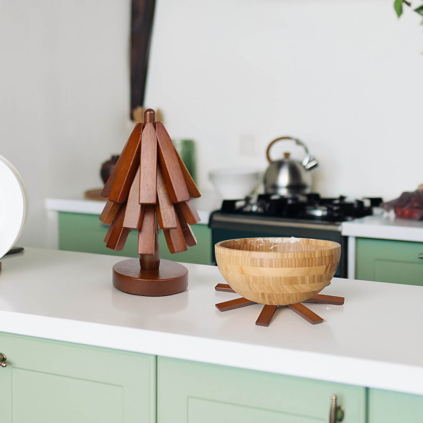 50 % rabatt på Underlägg i bokträ för varma rätter och kastruller - 4 st. trebenade underlägg + 1 st. hållare 