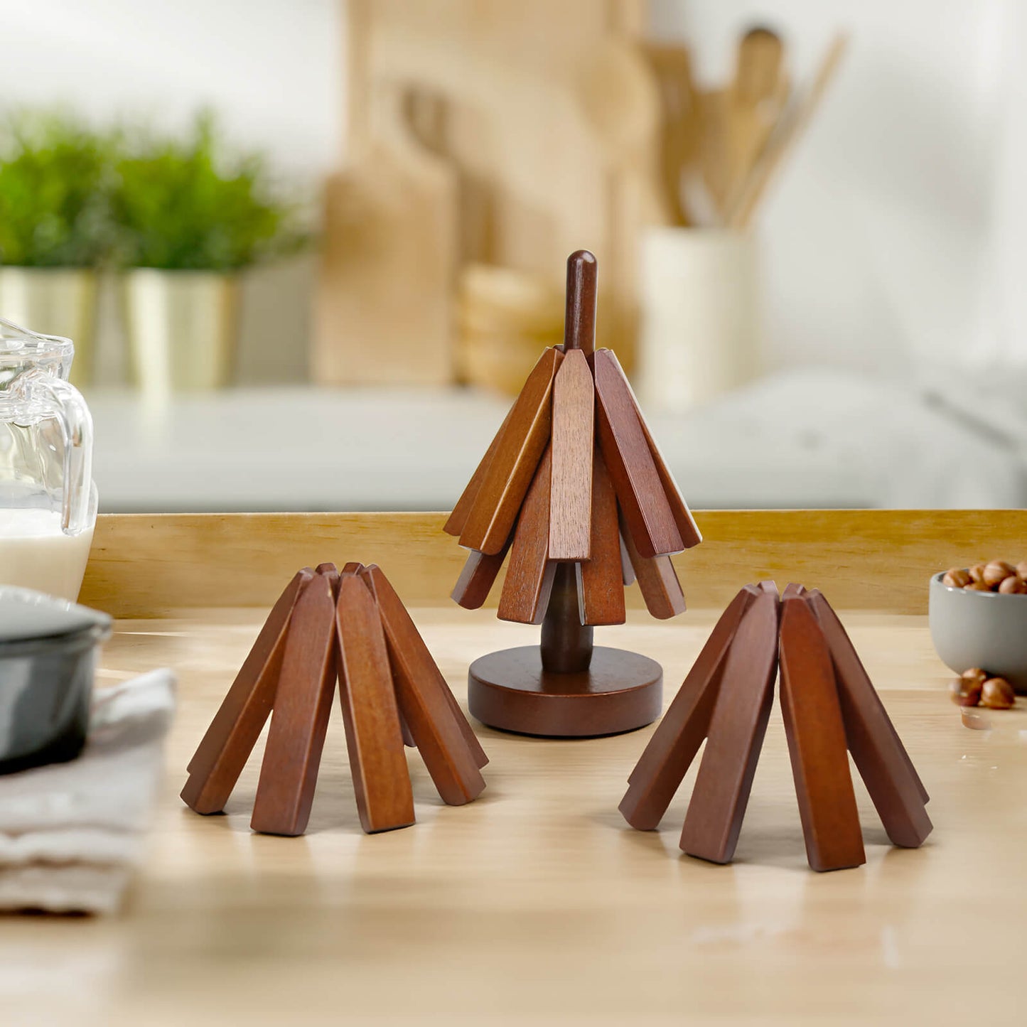 50 % rabatt på Underlägg i bokträ för varma rätter och kastruller - 4 st. trebenade underlägg + 1 st. hållare 