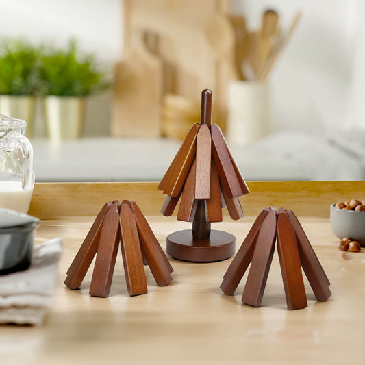 50 % rabatt på Underlägg i bokträ för varma rätter och kastruller - 4 st. trebenade underlägg + 1 st. hållare 