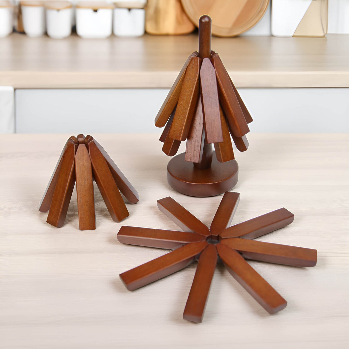 50 % rabatt på Underlägg i bokträ för varma rätter och kastruller - 4 st. trebenade underlägg + 1 st. hållare 