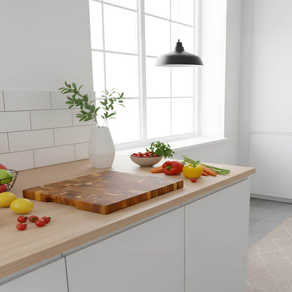 50% rabattSkärbräda i rosenträ med rutmönster och dubbelsidig ådring, perfekt för att skära kött och grönsaker och ge ditt kök en färgklick.